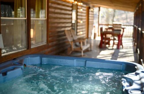 Broken Bow House | Outlaw Rose Cabin - Family Fun with Hot Tub