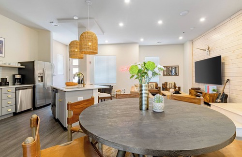 Historic Edgefield House | Outrider 1012 by AvantStay | Close to Broadway + Downtown w/Balcony