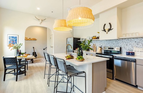 Five Points House | Outrider 103 by AvantStay | Close to Broadway | Private Balcony