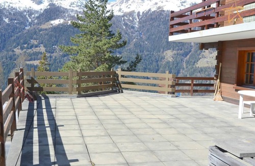 St. Luc Apartment | Outside : flat on the 1st floor of the apartment house with a large south terrace (85sqm), for 6 per