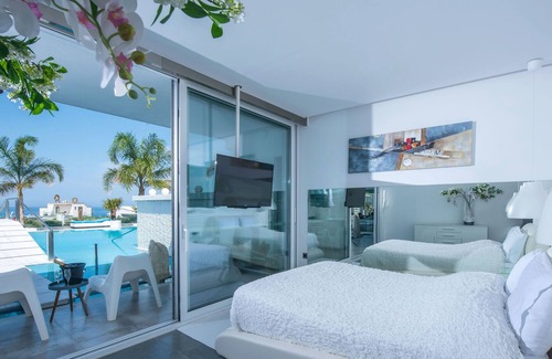 Anissaras Villa | Οutstanding luxury and private Villa, ideal for groups of families & friends.