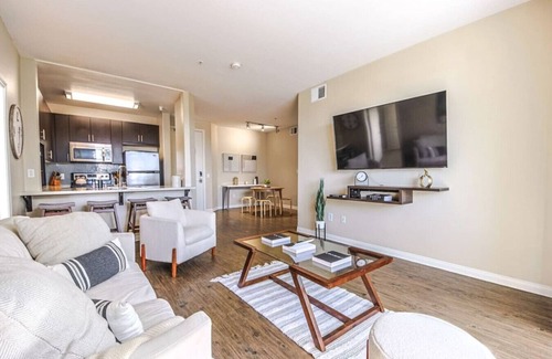 Marina del Rey Apartment | Outstanding 2BDR near Venice Beach - Free Parking!