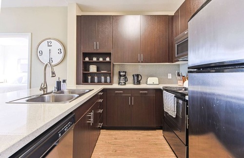Marina del Rey Apartment | Outstanding 2BDR near Venice Beach - Free Parking!