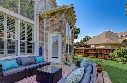 Rowlett House | Outstanding home near lakes & town with park-like backyard, grill & fast WiFi