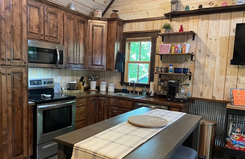 Rising Fawn Cabin | "Outstanding Long Weekend Location!" Cozy 2BR Cabin w/Screened Porch - 2 miles to Cloudland Canyon