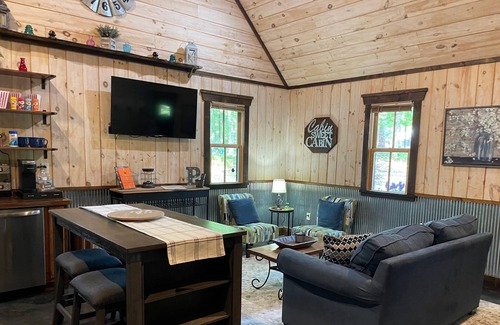 Rising Fawn Cabin | "Outstanding Long Weekend Location!" Cozy 2BR Cabin w/Screened Porch - 2 miles to Cloudland Canyon