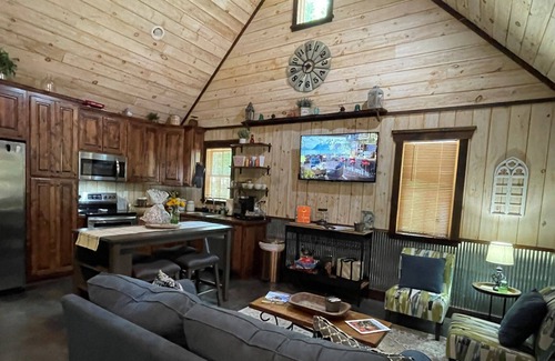 Rising Fawn Cabin | "Outstanding Long Weekend Location!" Cozy 2BR Cabin w/Screened Porch - 2 miles to Cloudland Canyon