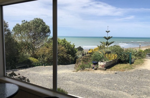 Porangahau House | Outstanding Sea Views; Lovely Accommodation