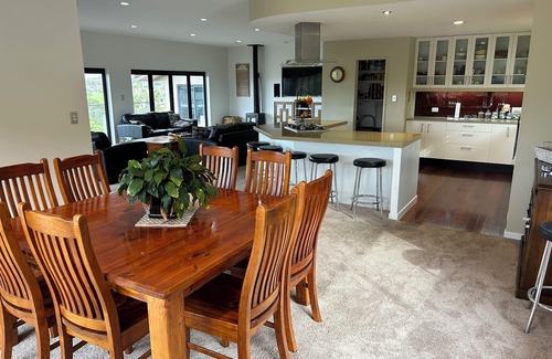 Omokoroa House | Outstanding view, walk to beach and shops.