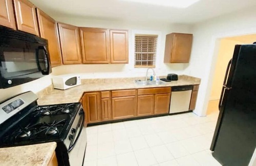 Norfolk House | OV -8beds, 5Tvs, 4bedroom, ask for 30 day discount