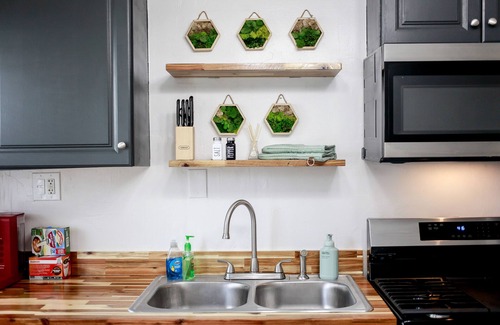 Bayview Apartment | OV Beach Oasis: The Plant House. A 4 minute walk to the beach! 30+ DAY RENTAL