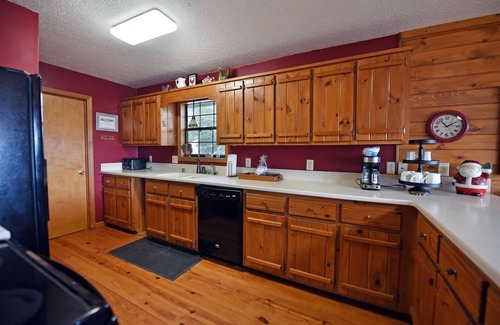 Blairsville Cabin | Over The Moon- Blairsville GA | 4 Bed, 3 Bath | Hot Tub | Pet Friendly | Wifi