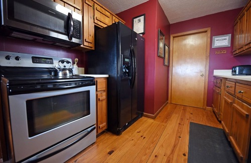 Blairsville Cabin | Over The Moon- Blairsville GA | 4 Bed, 3 Bath | Hot Tub | Pet Friendly | Wifi