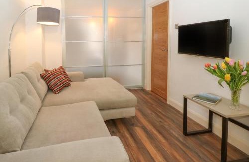 Holmfirth House | Over-Under Cottage
