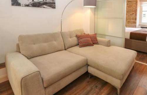 Holmfirth House | Over-Under Cottage