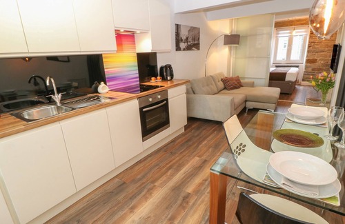 Holmfirth House | OVER-UNDER COTTAGE, pet friendly in Holmfirth