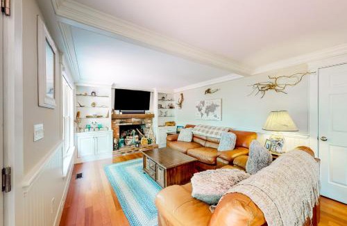 Monomoscoy Island House | Overland Glen