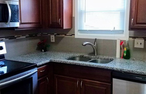 Overland Park House | Overland Park Downtown | Comfy, Clean & Safe house on Hardy
