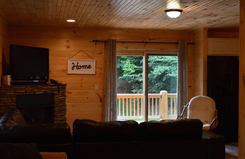 Butler Cabin | Overlook Watauga Lake, log cabin- BOAT DOCK, HOT TUB & FIRE PIT