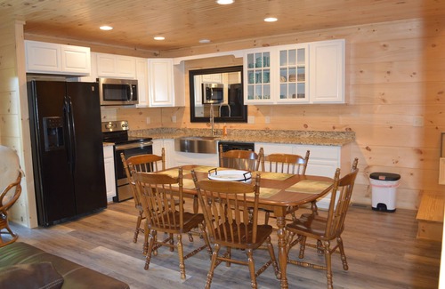 Butler Cabin | Overlook Watauga Lake, log cabin- BOAT DOCK, HOT TUB & FIRE PIT