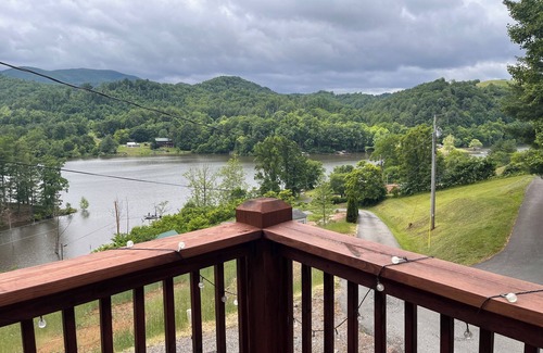 Butler Cabin | Overlook Watauga Lake, log cabin- BOAT DOCK, HOT TUB & FIRE PIT