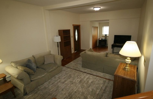 Sennett House | Overlooking Sunsets On the Lake ; Boat and Pet Friendly.