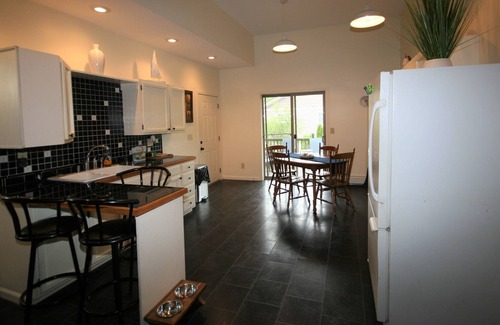 Sennett House | Overlooking Sunsets On the Lake ; Boat and Pet Friendly.