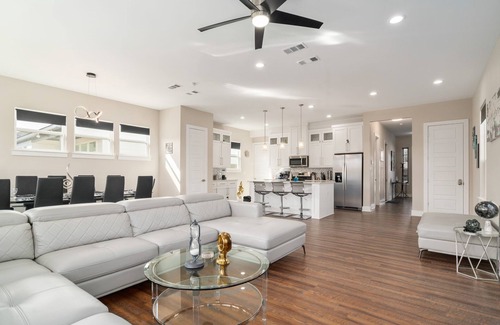 West Dallas House | Overnight Gallery - Art House - Near Downtown Dallas