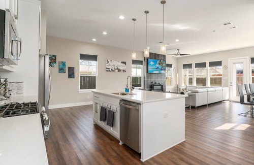 West Dallas House | Overnight Gallery - Art House - Near Downtown Dallas