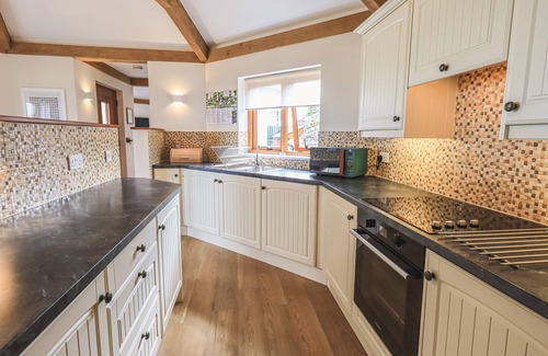 Grange-over-Sands Cottage | OVERSANDS COTTAGE, romantic, with a garden in Grange-Over-Sands