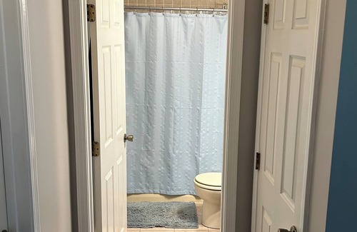 Dracut House | Oversized 2BR with 86" TV & Fully Stocked Kitchen & Pantry! Pet friendly!