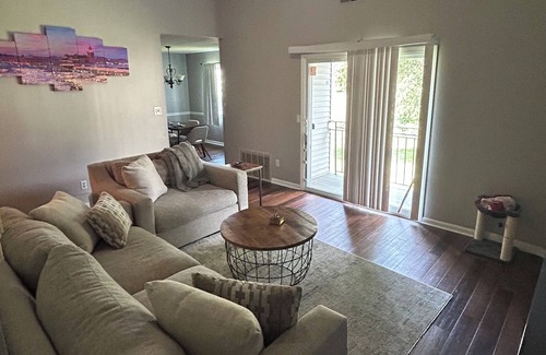 Dracut House | Oversized 2BR with 86" TV & Fully Stocked Kitchen & Pantry! Pet friendly!