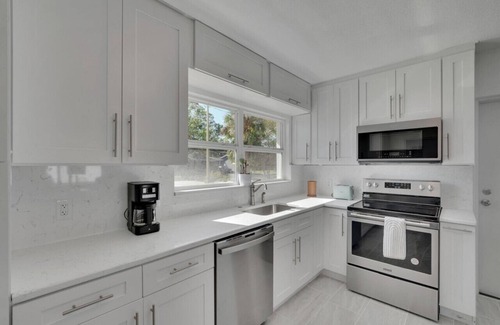 South Pinellas Community Council House | Oversized Hot Tub 6 min to Beach- Cozy Retreat