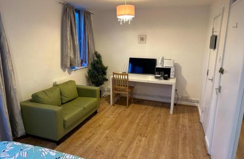 Coldharbour Apartment | Overton