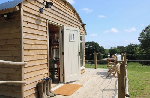 Hopton Castle Cottage | OWL'S HOLLOW, romantic, with open fire in Clun