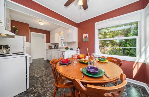 Manzanita House | Owl's Nest-Perfect small family getaway, Firepit, Air hockey, Dogs ok, BBQ