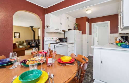 Manzanita House | Owl's Nest-Perfect small family getaway, Firepit, Air hockey, Dogs ok, BBQ