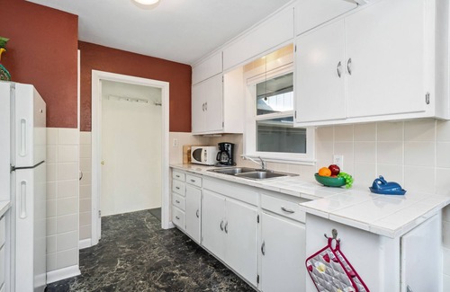 Manzanita House | Owl's Nest-Perfect small family getaway, Firepit, Air hockey, Dogs ok, BBQ
