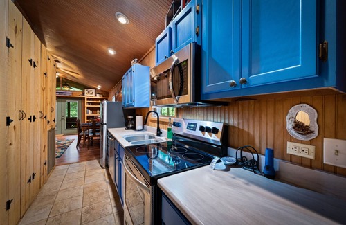 Mentone Cabin | Owl’s Perch-lakefront, paddle boards, pool table