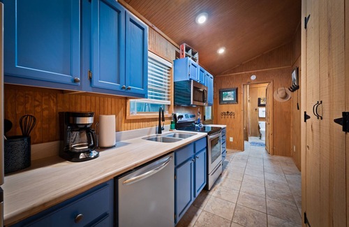 Mentone Cabin | Owl’s Perch-lakefront, paddle boards, pool table