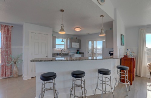 Monteray Shores House | OWNERS WEEKS OPEN⭐NEW HOT TUB⭐️Heated Pool, Linens, Wifi, Tennis Courts, Dogs
