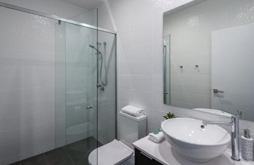 Bulimba Apartment | Oxford Steps - Executive 2BR Bulimba Apartment Across from the Park on Oxford St