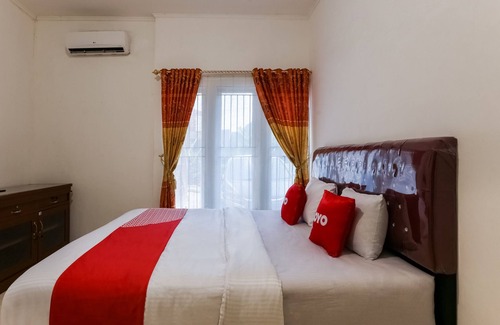Padang Hotel | OYO 3907 Mine Residence