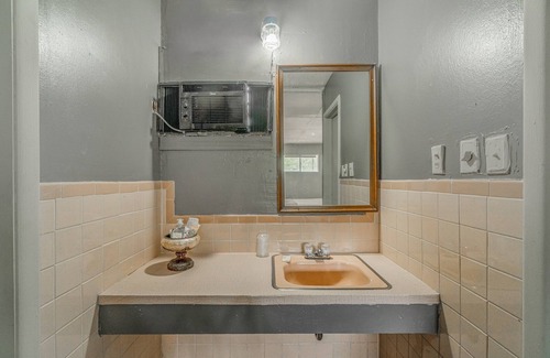 Booneville Hotel | OYO Holiday Capri Motel & Rv Park