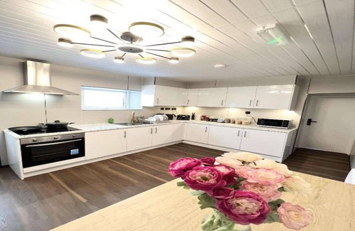 Pembroke Dock Apartment | OYO Welsh Accomodation Standard Double Room