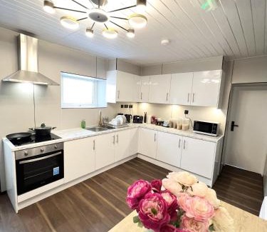 Pembroke Dock House | OYO Welsh Holiday Accommodation - Modern Stay