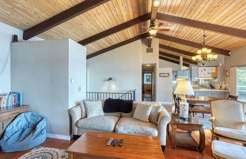 Shelton House | Oyster Beach Retreat - Mt. Rainier Views + Kayaks + 4-bedroom waterfront house!