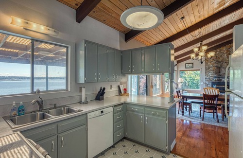 Shelton House | Oyster Beach Retreat - Mt. Rainier Views + Kayaks + 4-bedroom waterfront house!
