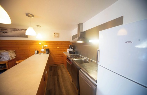 Oz Ski Chalet | Oz/Alpe dHuez 230m slopes, up to 25 pers, Jacuzzi, rooms with bathroom