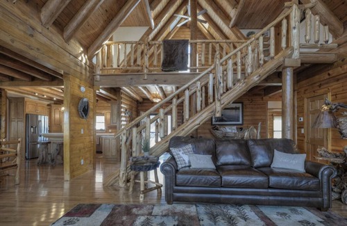 Eagle Rock Cabin | Ozark log cabin near Eureka Springs | Sleeps 32 | 4 boat slips | NO cleaning fee